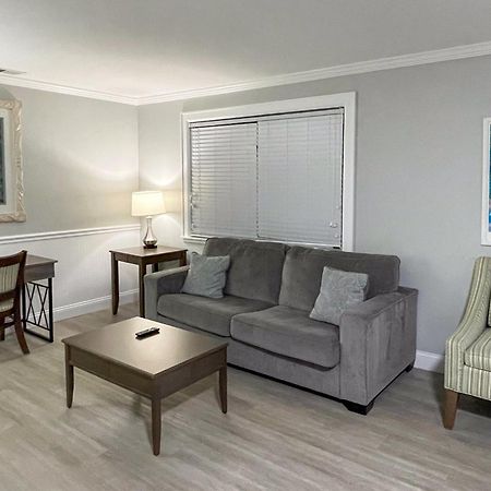Marco Island Lakeside Inn Bagian luar foto