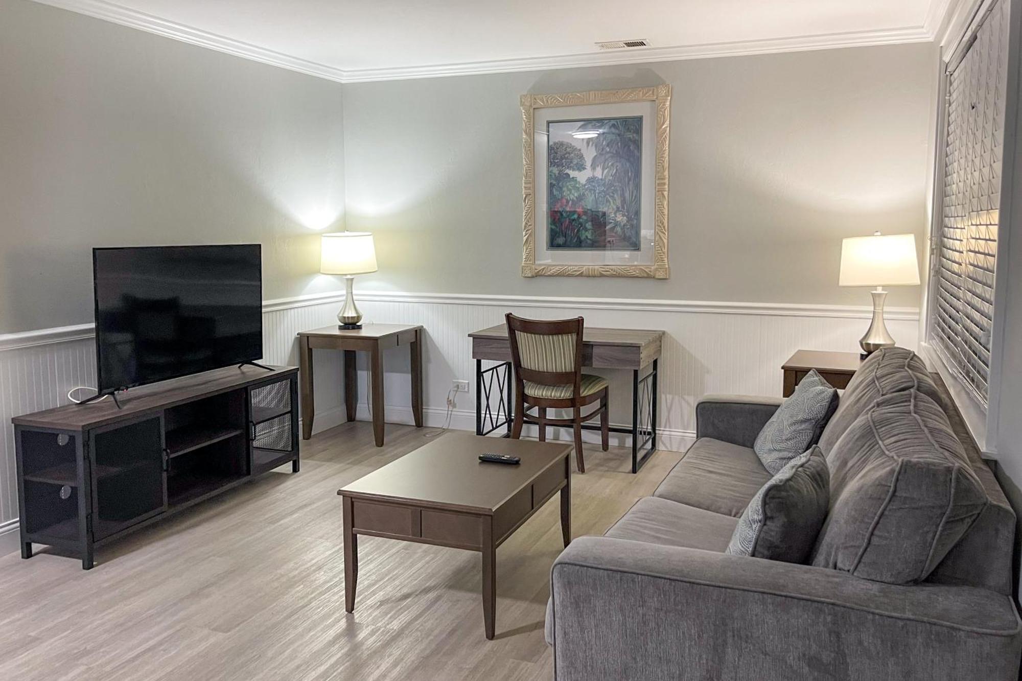 Marco Island Lakeside Inn Bagian luar foto